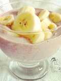Yogur de arándanos y açaí con pudín de semillas de chia