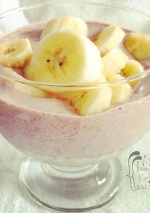 Una foto de Yogur de arándanos y açaí con pudín de semillas de chia