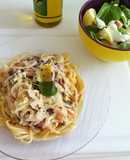 Spaguetis de queso gorgonzola y ensalada fresca de manzanas