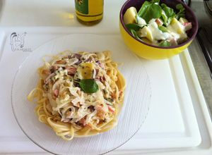 Una foto de Spaguetis de queso gorgonzola y ensalada fresca de manzanas