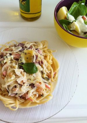 Una foto de Spaguetis de queso gorgonzola y ensalada fresca de manzanas
