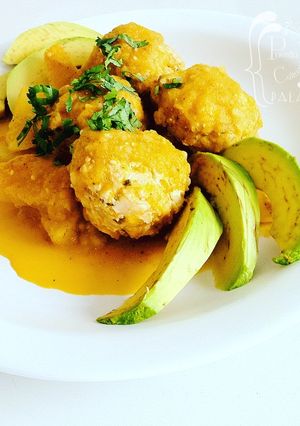 Foto principal de Albóndigas de pollo con arroz en salsa verde