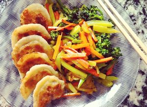 Una foto de Gyozas - Jiaozi (饺子 en chino) / Gyōza (ギョーザ o ギョウザ en japonés)