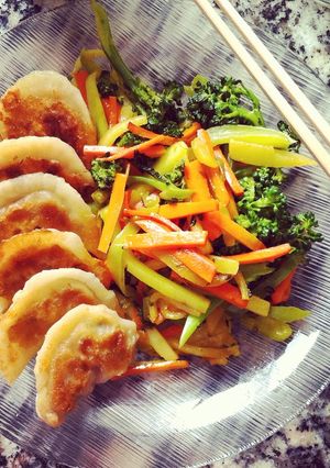 Una foto de Gyozas - Jiaozi (饺子 en chino) / Gyōza (ギョーザ o ギョウザ en japonés)
