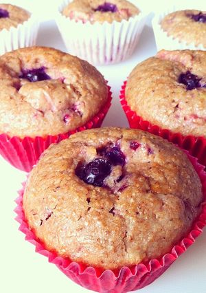 Una foto de Muffins integrales de frutos rojos con canela y limón
