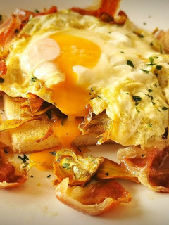Una foto de Tosta de Alcachofas fritas, Huevo roto y Jamón ibérico