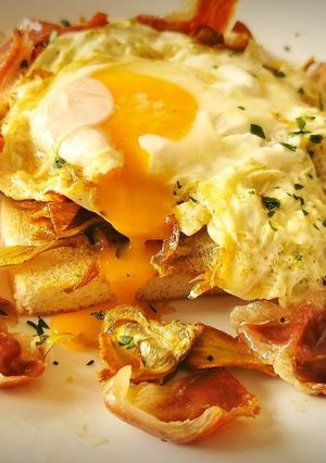 Una foto de Tosta de Alcachofas fritas, Huevo roto y Jamón ibérico