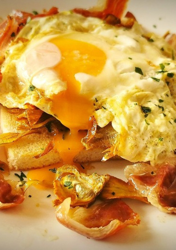 Una foto de Tosta de Alcachofas fritas, Huevo roto y Jamón ibérico