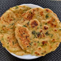 A picture of Potato thepla paratha.