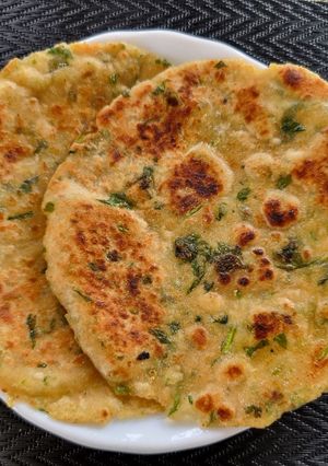 A picture of Potato thepla paratha.