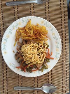 Una foto de Wok de pollo y verduras