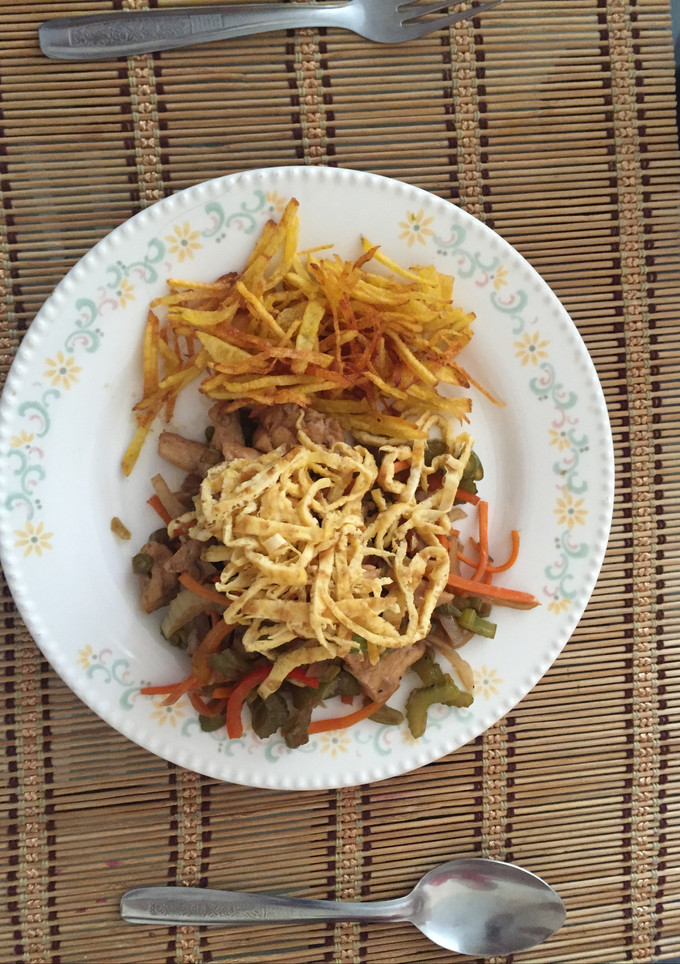 Una foto de Wok de pollo y verduras 