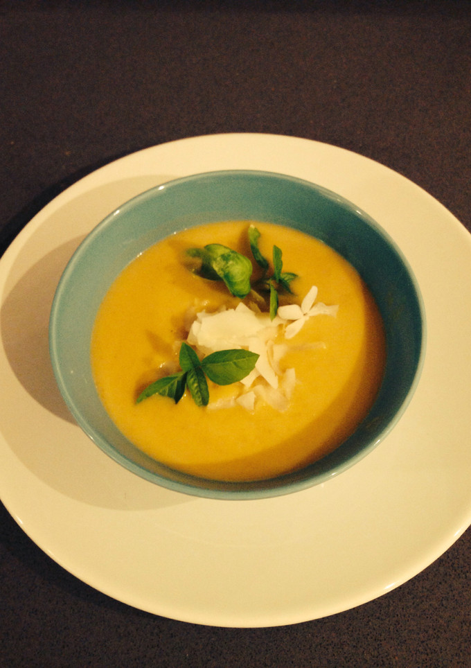 Una foto de Crema de calabaza con leche de coco