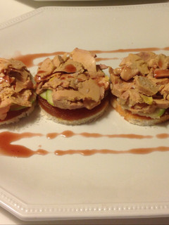 Una foto de Tosta de foie con manzana y membrillo