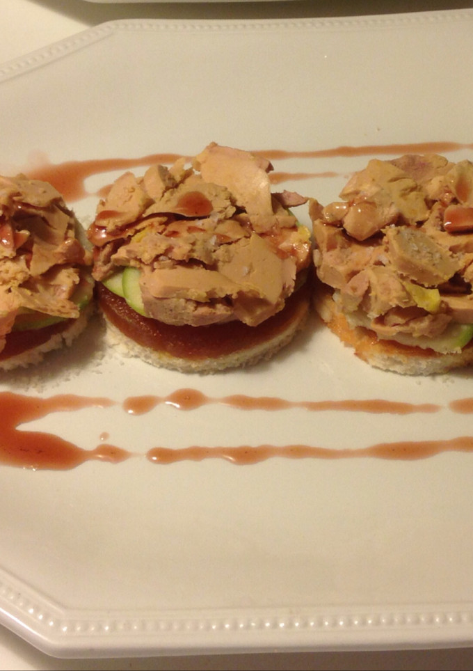 Una foto de Tosta de foie con manzana y membrillo