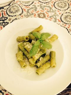 Una foto de Pasta con pesto de pistachos
