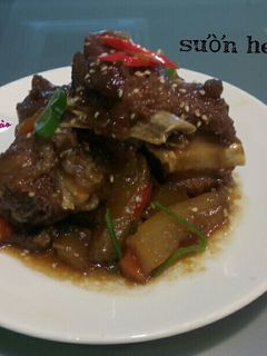 Hình của món Sườn heo kho kiểu Hàn Quốc.