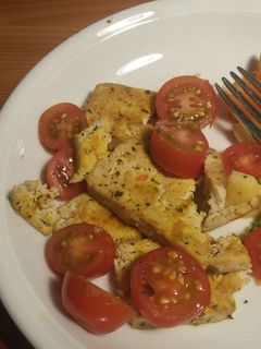 Una foto de Tofu al curry con tomates cherry