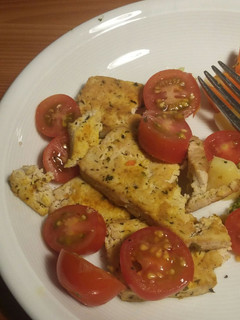 Una foto de Tofu al curry con tomates cherry