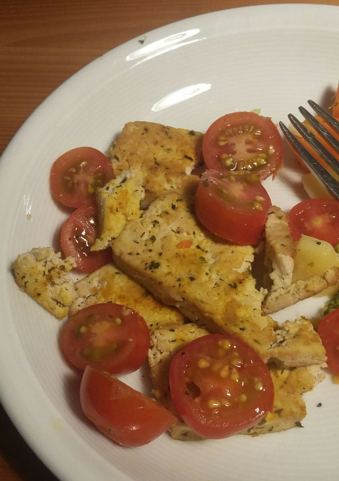 Una foto de Tofu al curry con tomates cherry