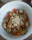 Ensalada de tofu con verduras y semillas