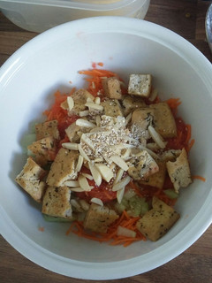 Una foto de Ensalada de tofu con verduras y semillas