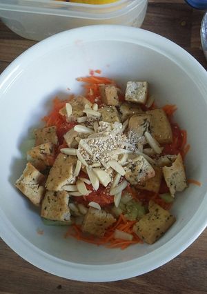 Una foto de Ensalada de tofu con verduras y semillas