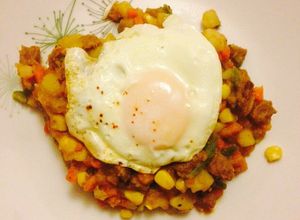 Una foto de Charquicán con huevo frito