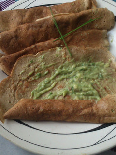 Una foto de Pankeke integral con salsa verde