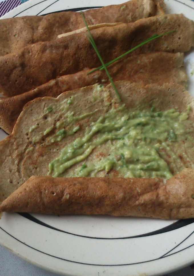 Una foto de Pankeke integral con salsa verde