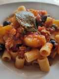 Mezze maniche con pesce spada, patate, olive e capperi
