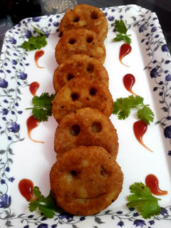 पोटैटो स्माइली(Potato Smiley recipe in Hindi) रेसिपी मुख्य फोटो