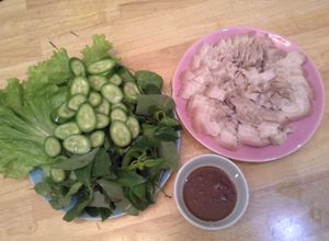 Hình của món Thit ba roi rut suon luoc cham mam nem,rau song.