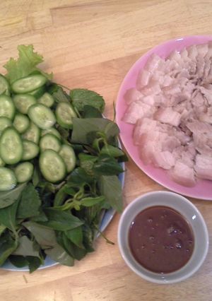 Hình của món Thit ba roi rut suon luoc cham mam nem,rau song.