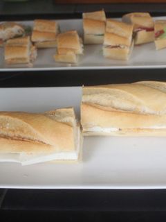 Una foto de Bocadillo de jamón y queso de Burgos