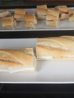 Una foto de Bocadillo de jamón y queso de Burgos