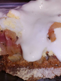 Una foto de Tostas de cebolla caramelizada, bacon y crema🥓