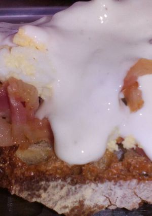 Foto principal de Tostas de cebolla caramelizada, bacon y crema🥓