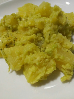 Una foto de Ensalada de patatas con salsa de aguacate
