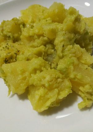 Una foto de Ensalada de patatas con salsa de aguacate