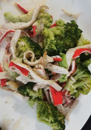 Una foto de Brócoli con surimi