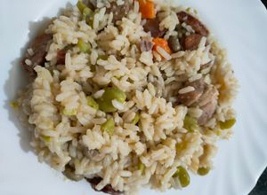 Una foto de Arroz con "fabas lobas" el grano y carne