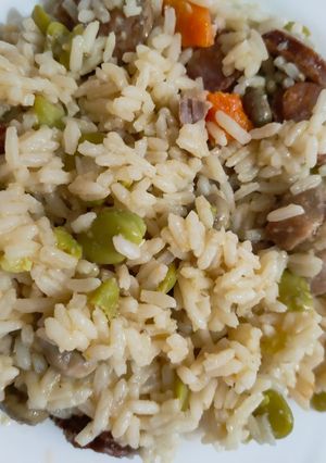 Una foto de Arroz con "fabas lobas" el grano y carne
