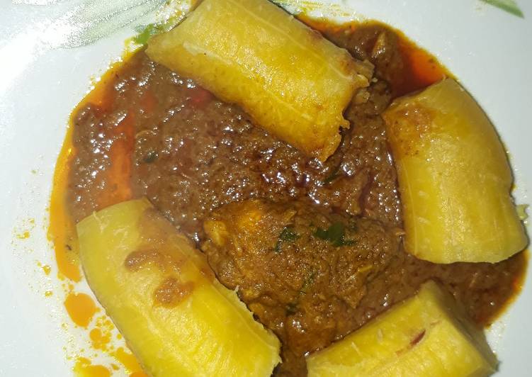 Boiled plantain with garden egg sauce