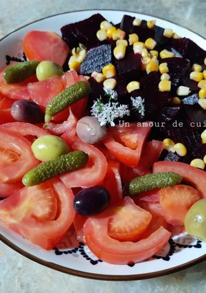 Une photo de Salade de tomates betteraves et maïs 🥗