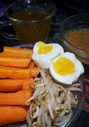 Foto resep Wortel, Tauge, dan Telur Setengah Matang