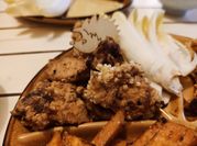 Une photo de alcool de riz et poulet