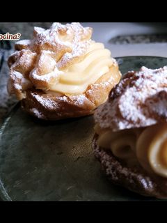 Una foto de Lionesas (o profiteroles) con Crema Pastelera