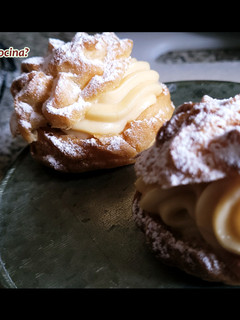 Una foto de Lionesas (o profiteroles) con Crema Pastelera