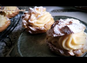 Una foto de Lionesas (o profiteroles) con Crema Pastelera